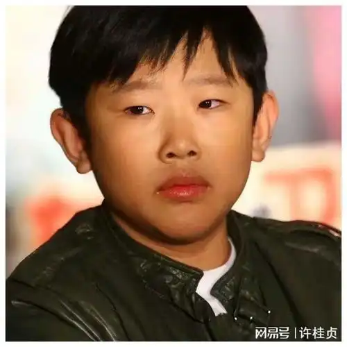 演员侯祥9岁停止发育,拍戏以来只能演小孩,与妻子一起像母子