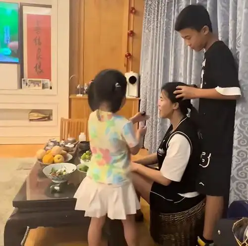 王楠太受宠儿子给她按摩放松,女儿喂樱桃,郭斌一旁吐槽被无视