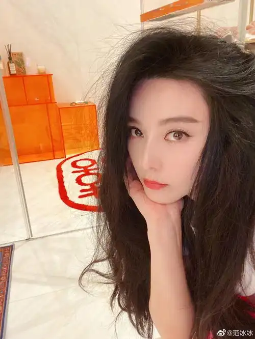 范冰冰出席时尚庆典活动,回家卸妆后的自拍,竟暴露了一个喜字