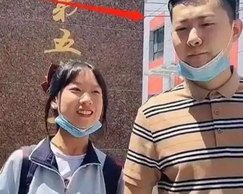 奇闻异事最嫩爸爸接女儿放学惹人眼红,老师怀疑早恋,妈妈无奈亲爹