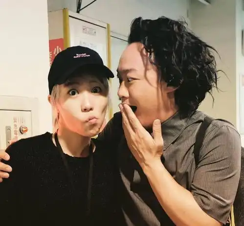 王菲被贴只生不养标签,今带女儿聚会,烟酒不离手,母爱败给张柏芝