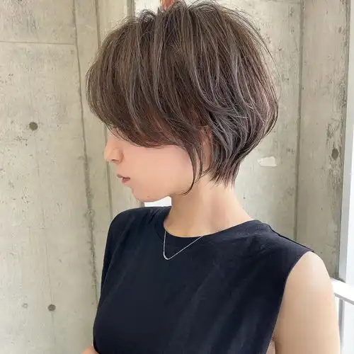 今年流行四好层次短发,立体蓬松很精致,适合大多数女性