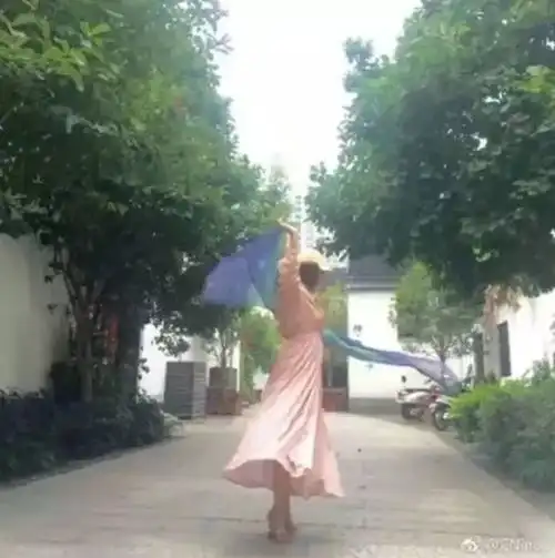 老外模仿中国大妈拍照,你妈中枪了么哈哈哈