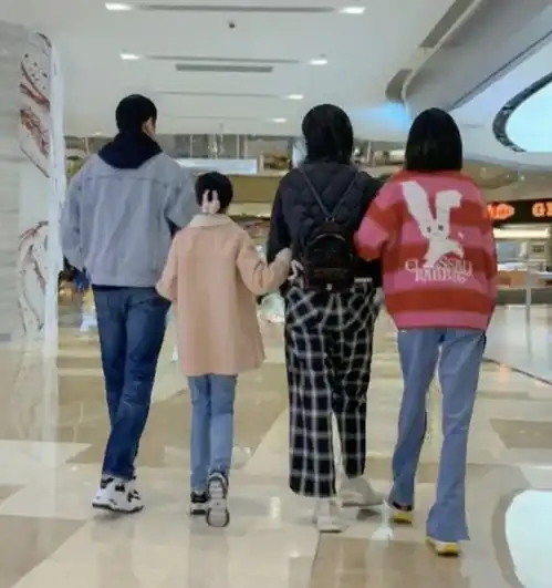 陆毅鲍蕾携女儿们逛街,丈母娘负责拍照,14岁贝儿身高接近一米七