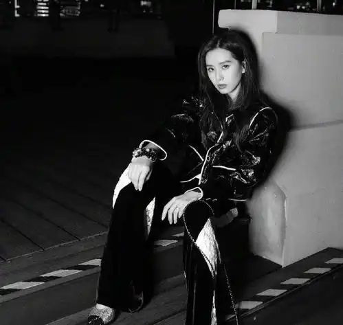 周迅穿香奈儿越来越大胆优雅套装里穿土味弹力裤,居然都没翻车