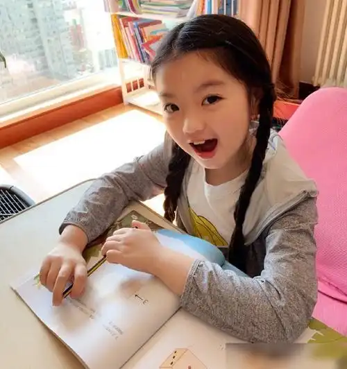 超萌宝贝阿拉蕾近照没有长残一说,樱桃小嘴大眼睛妥妥美人坯子