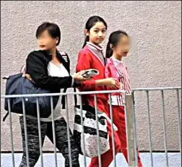 任达华太太带女儿登上杂志封面,14岁任晴佳长高了也更美了
