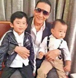 谢贤亲自下厨为张柏芝母子做饭引来儿子反对四哥伤心落泪