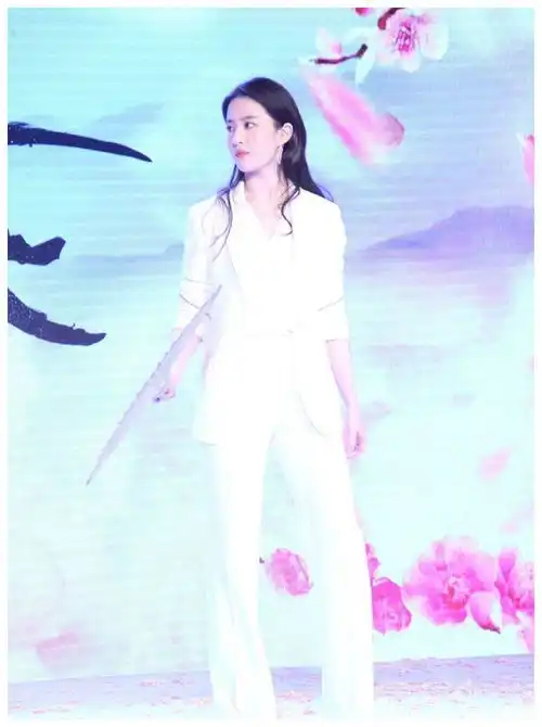 论自带仙气的女明星,还是最服刘亦菲,33岁依旧给人美颜暴击