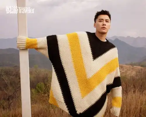 李易峰的眉毛太喜感了浓黑似蜡笔小新,但旁边的高冷大黄狗更抢镜