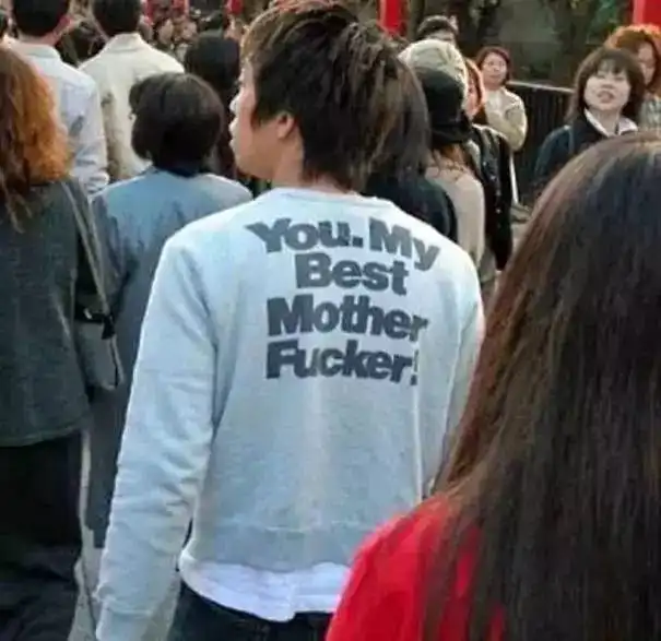 有英文的衣服别随便穿这老外在中国抓拍荒谬衣服,哭笑不得