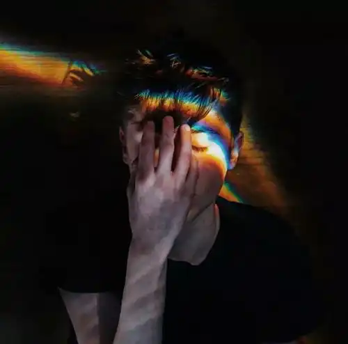头像长大真的很没意思快乐都裹着一层苦