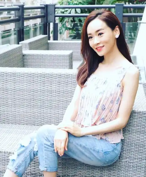 41岁杨思琦冻龄女神,穿红色吊带连衣裙大秀身材,减龄又洋气