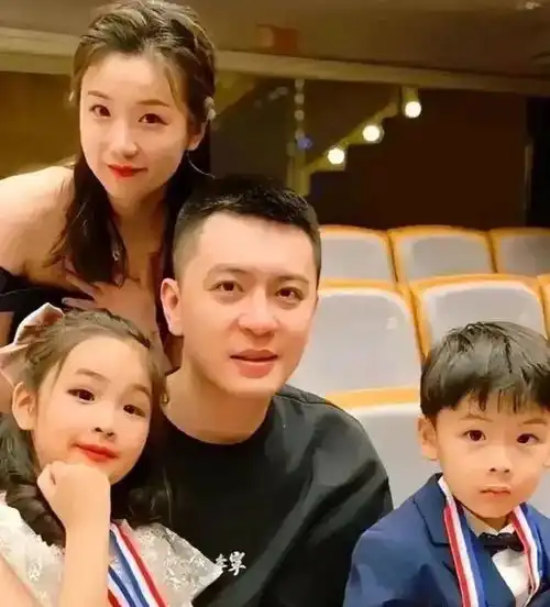 杨鸣离婚后和女儿被偶遇,10岁女儿身高一米七,女友思思博士毕业