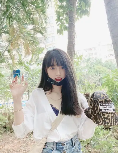 组图吴宣仪绿洲晒照穿搭清爽可人贴心提醒粉丝出门戴口罩