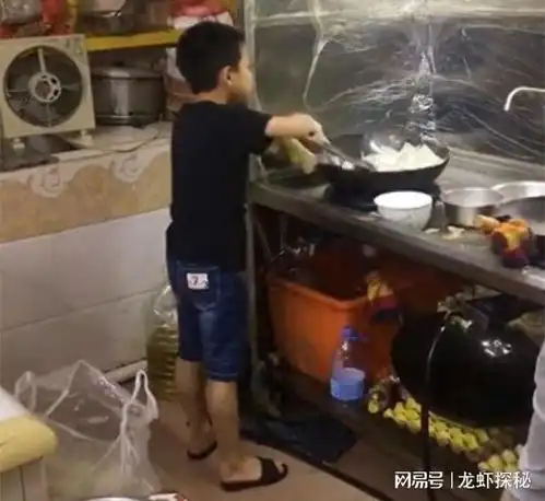 6年级男孩每天冲回家给家人烧一桌晚餐,妈妈崩溃比我烧的好吃