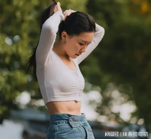 王晶32岁女儿近照曝光,皮肤白皙,天鹅颈,小蛮腰,隐隐还有腹肌
