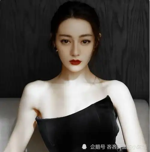 迪丽热巴露脐装造型亮相,真是惊艳了时光