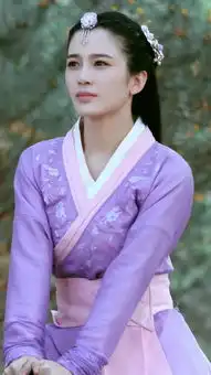 她撞脸杨幂,与赵丽颖同是农村出身,一出道就演女一,却是湖南台唯一捧不红的女星搜狐