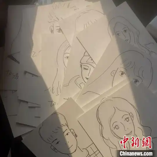 高校辅导员手绘204张漫画肖像望给予每个学生以关注