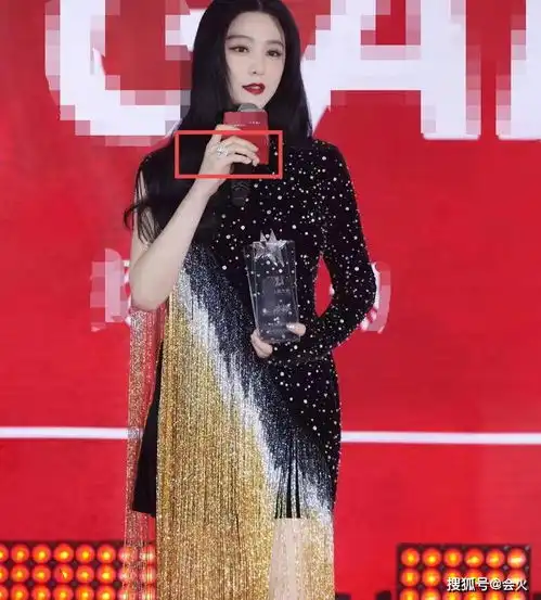 范冰冰深夜仍不忘美容皮肤白到发光,手上宝石戒指大如鸽子蛋