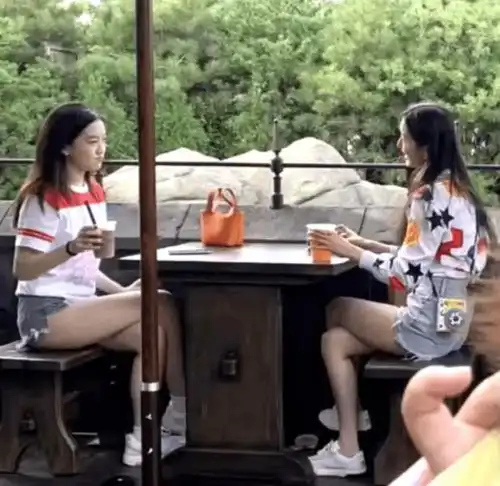 15岁李嫣出游被偶遇,身材纤细大长腿吸睛,与闺蜜外出聚会心情好