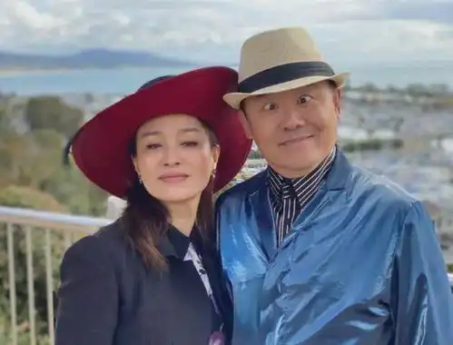 温州女富豪胡洁前夫入狱二婚嫁周立波,大方送保时捷价值上百万
