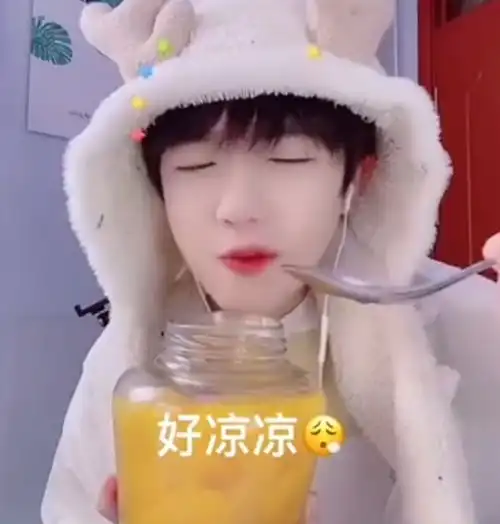 官媒狠批娘炮形象,拿蔡徐坤照片做配图,引起粉丝不满晒肌肉照