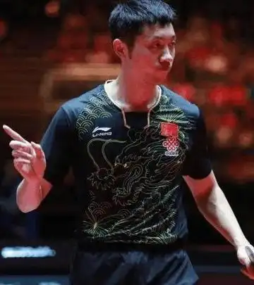 又只能缩在背后日乒张本智和被许昕打哭后,再遭国乒小魔王无视