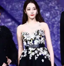关晓彤台上卖力表演,台下的鹿晗却在盯着迪丽热巴看