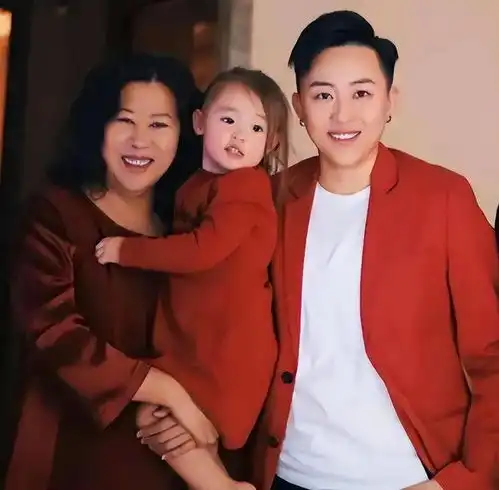 喜讯叶海洋三胎产下双胞胎儿子,两女儿一人抱一个笑的合不拢嘴