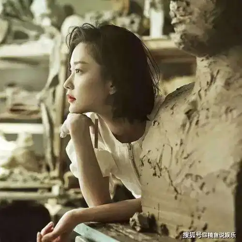 同样是高级脸,倪妮职业装大秀好身材,超模杜鹃高冷范十足