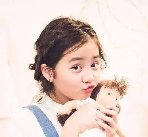 黄磊给女儿庆祝14岁生日,感慨今年生日冷清,但一家人在一起很幸福