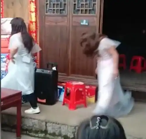 湖南一女子结婚当天,弟弟哥哥们化浓妆当伴娘,网友新娘最美了