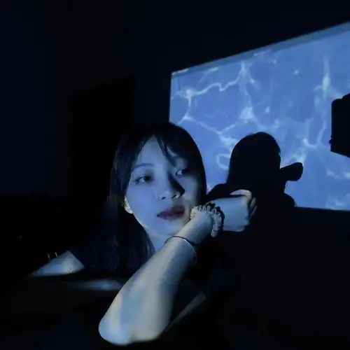 天热不想出门,教你在家用白墙也能拍美照