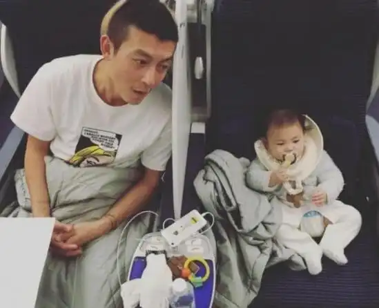 陈冠希晒妻女成瘾这次又偷拍妻子和女儿熟睡照,格外温情