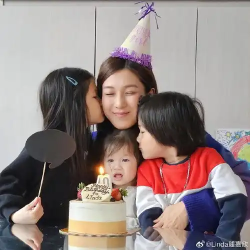 钟嘉欣晒与儿女合照,三个孩子挂妈妈身上,都长得像爸爸