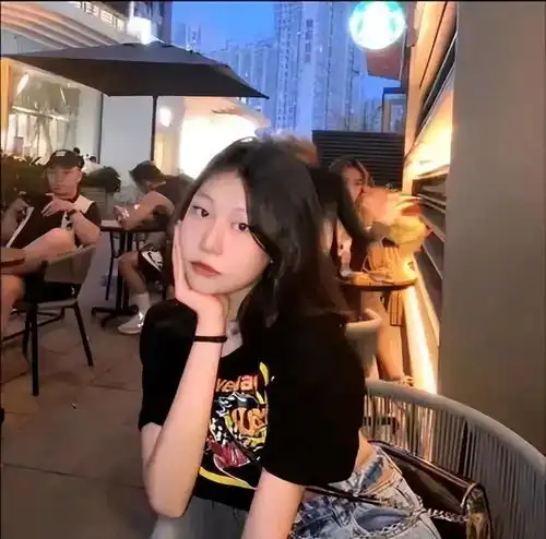 小沈阳女儿晒近照,17岁五官并不显眼,但气质高级比爸爸更有星相