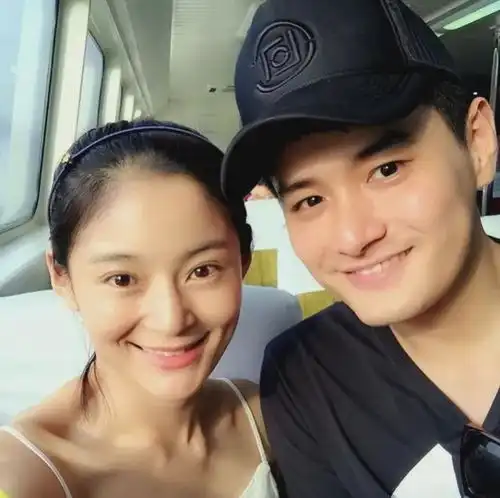 戏里是母子,戏外她倒追儿子5年,婚后生双胞胎取名一模一样
