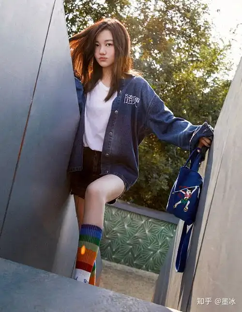 王菲女儿兔唇消失,今14岁拍女模照,一双大长腿吸睛,能出道吗
