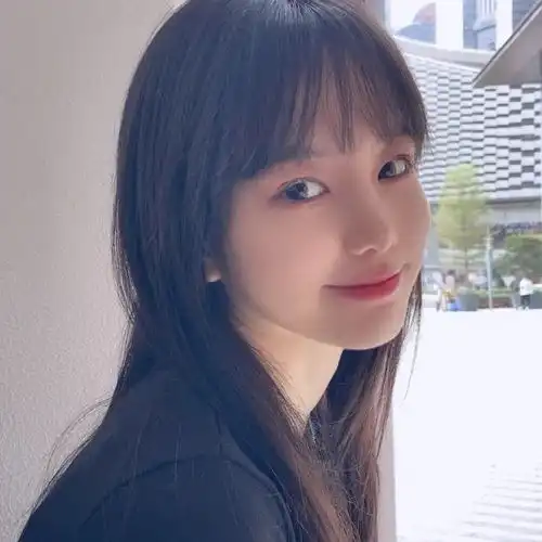 女生头像刚好遇见的人比你用心去爱的人更好
