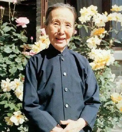 张爱玲不待见她,林徽因不喜欢她,而她却活成了传奇