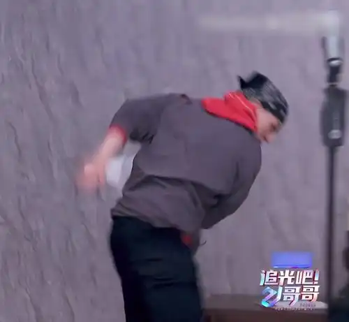 姐姐都没开撕哥哥就杠起来了,符龙飞卡斯柏怒摔本子,火药味好浓