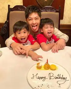 祖传童颜林志颖带双胞胎儿子给母亲过生日,母子同框亲生无疑