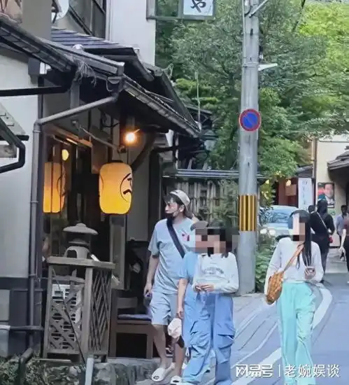 闹大了,网友偶遇雷佳音一家四口日本度假,网友评论区炸了