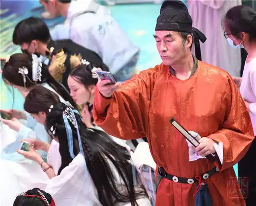 穿越了投剑做灯笼赶集一群古代人在成都玩得欢