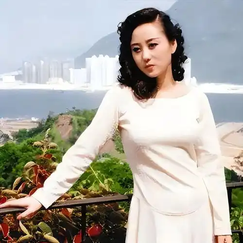 李连杰妻子利智,短发造型,白色纯洁连衣裙,年轻有气质