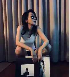 闫妮深夜晒性感图片,好身材展露无遗,网友她真的47岁