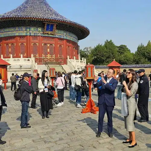 塞尔维亚第一夫人也去机场迎接了粉裙配大波浪发型,好美好温柔