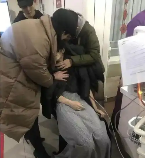 某活动薛之谦被强吻,女演员红毯晕倒,emmm都是在炒作